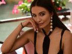Шикарное свадебное платье Хеллен Монро заняло всю комнату