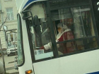 В Кишиневе Дед Мороз сел за руль троллейбуса и раскатывает по линии