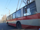 Девушке стало плохо в столичном троллейбусе, но все остались равнодушны