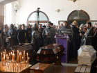 Девочку, мальчика и героиню-учительницу, погибших в "Зимней вишне", похоронили в Кемерово