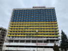 (Фото) Стало известно, кто раскрасил отель «National» в цвета украинского флага