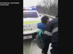 Сотрудники полиции привели домой заблудившегося ребенка