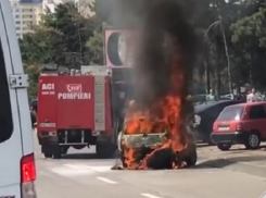 В Кишиневе автомобиль полностью выгорел прямо посреди трассы