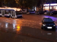 Мощный циклон обрушился на Молдову: ливни с грозами и градом превратили улицы в реки