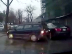 Кишиневец снял на видео конфуз водителя, который ударил машину и позорно сбежал 