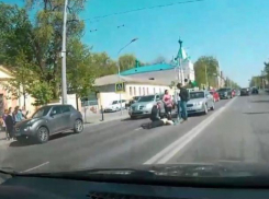 В центре города сбита женщина, люди пытаются помочь ей