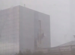 Падение фасада здания в центре Кишинева во время шторма попало на видео