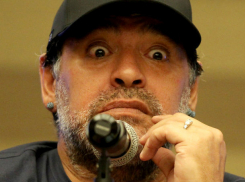 Девушка без платья обвинила Марадону в сексуальных домогательствах в номере