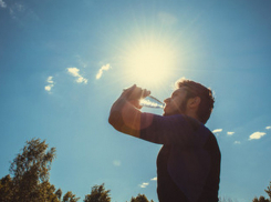 Отравление серной кислотой из найденной бутылки получил мужчина в Каменском районе