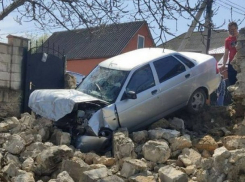 Автомобиль влетел во двор частного дома в Криулянах 