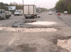 Из-за ремонта улицы в столице автомобиль остался без колеса и с поврежденным двигателем