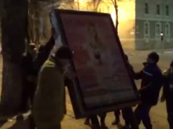 В центре Кишинева продолжают демонтаж рекламных панно