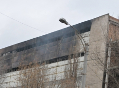 Горевшее здание на улице Заводской снова начало дымиться