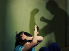 Власти Молдовы наказали за смешной штраф мужчине, который жестоко избил ребенка и приставил к его горлу лопату