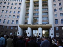 Митинг у парламента парализует движение в центре столицы в воскресенье