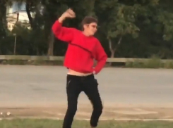 Танец неадекватной женщины посреди оживленной кишиневской дороги попал на видео