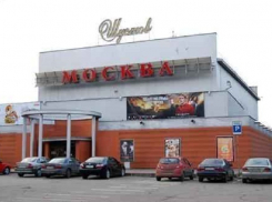 Националисты в Одессе декоммунизировали кинотеатр «Москву» под угрозой сжечь его