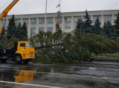 Позорную ёлку спешно убрали с главной площади Кишинева