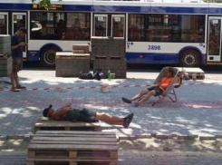 «Сиесту» в жаркий день устроили укладчики плитки на бульваре Штефана чел Маре