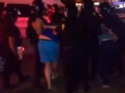 Агрессивных пьяных мужчин, отказавшихся подчиняться полиции в Кишиневе, сняли на видео