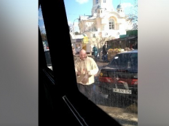В Кишиневе водитель маршрутки сбегал за пирожками, оставив пассажиров ждать  