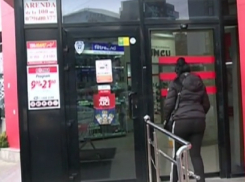 Женщины получили травмы от упавших банок с консервами в столичном супермаркете 