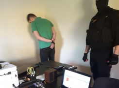 Голые женщины перед веб-камерами в центре Кишинева выполняли желания клиентов секс-чатов 