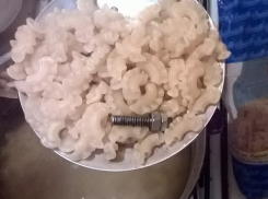 Срочно свяжитесь с механиком: забавная находка поджидала кишиневца в пачке макарон 