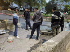 Жителям Кишинева приходится самим ремонтировать асфальт во дворе