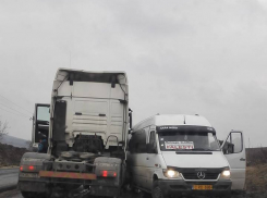 В Унгенском районе пассажирский микроавтобус столкнулся с грузовиком