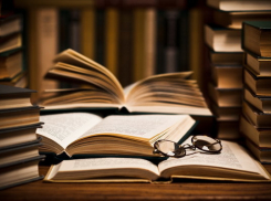 По случаю свадьбы социалисты подарили Киртоакэ три книги с намеком 