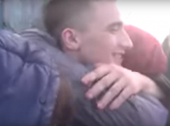 «Такой худой!»: рыдания матери освобожденного насильника Дианы Шурыгиной сняли на видео