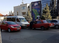 На Ботанике водитель легковушки не пропустил маршрутчика, выехавшего на встречку