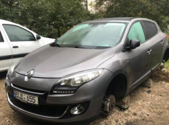 В Кишиневе с автомобиля Renault сняли ночью все колеса