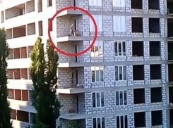 На стройке в Кишиневе засняли опасную работу строителя