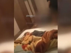 (18+) «Умоляю, не бей по лицу». В общежитии девушка нещадно избила ногами другую девушку