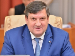 Обвиняемый в коррупции либеральный министр транспорта «вцепился зубами» в свое кресло