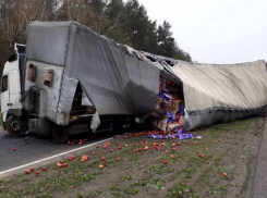 Грузовик с молдавскими яблоками опрокинулся на Украине