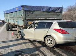 Смертельное ДТП под Одессой: легковушка врезалась в грузовик на скользкой трассе