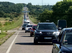 Колонны машин направились к украинской таможне «Краковец» для встречи велосипедиста Саакашвили «с хлебом и солью»