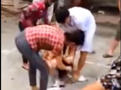 Избиение женщиной голой любовницы мужа сняли на видео 