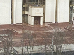 Куда исчез государственный герб со здания администрации президента?