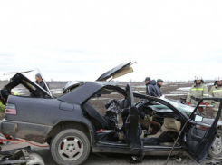 Смертельное лобовое столкновение автомобиля Mercedes с грузовиком произошло в Приднестровье 