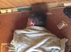 Опубликовано видео из квартиры чиновника, попытавшегося выброситься с балкона при появлении НАЦ