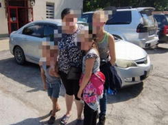 Полицейские помогли двум потерявшимся на Центральном рынке девочкам