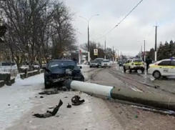 В Сороках упавший столб разнес передок иномарки BMW