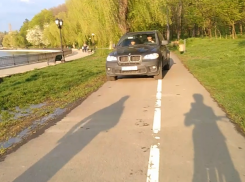 Полиция наказала наглого водителя BMW, который проехался по велодорожке в парке Валя Морилор