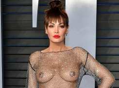 Обнаженная грудь певицы в самом развратном платье оскаровской вечеринки прославила украинского дизайнера