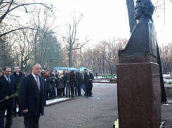 Игорь Додон возложил цветы к бюсту Михая Эминеску 