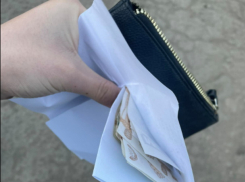 Кто-то из учителей остался без подарка - найден кошелек со взяткой 